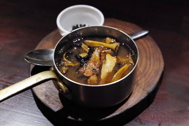 ジロール茸、トランペット茸のソース