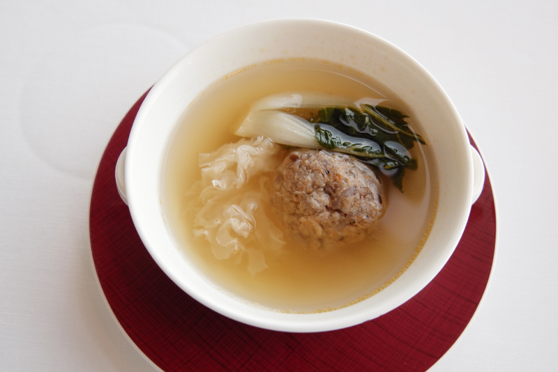 上海蟹肉入りプラチナポーク獅子頭と広東白菜の蒸しスープ