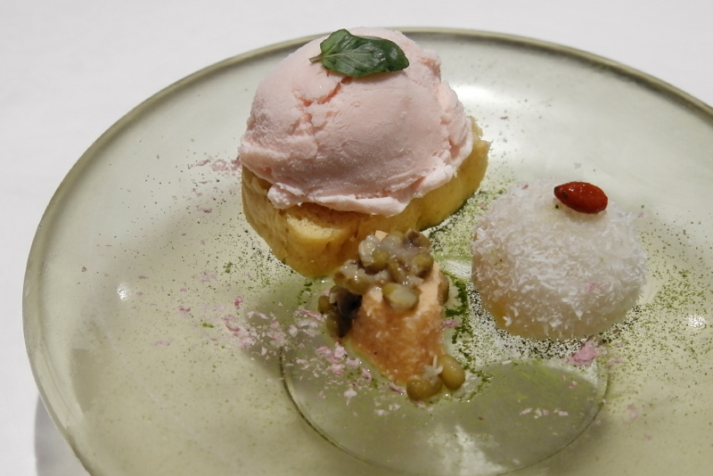 桜のアイスクリーム/広東風蒸しカステラ、キャロットケーキ/緑豆、白玉胡麻餡団子