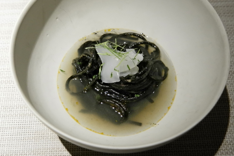 イカ墨パスタ、蛤出汁のスープ