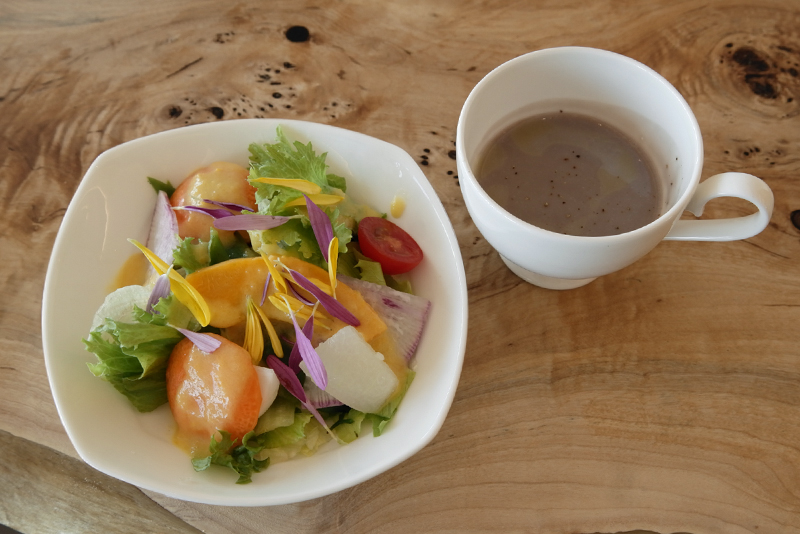庄内野菜のサラダ、柴海農園のシャドークイーンのスープ