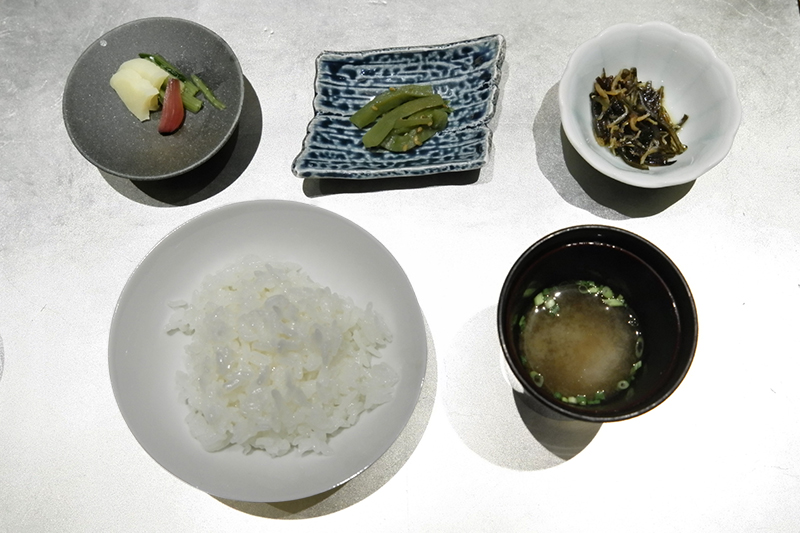 北海道産ゆめぴりか、味噌汁、小鉢、香の物
