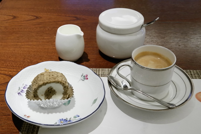 紅茶のロールケーキ、コーヒー