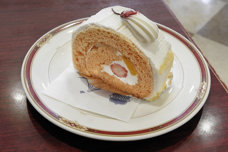 桜のロールケーキ