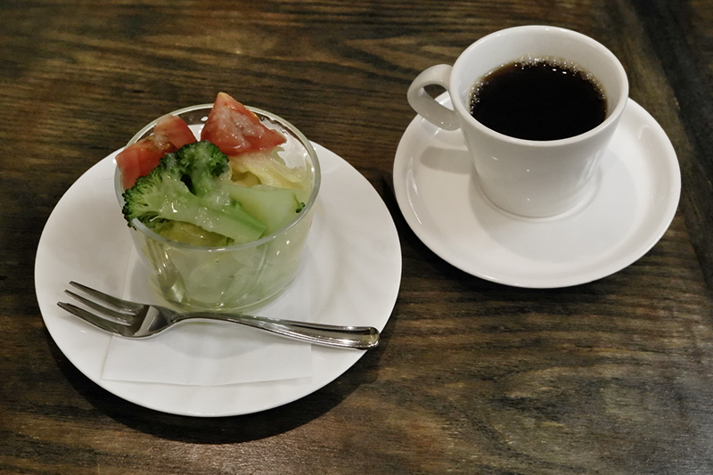サラダ、ホットコーヒー
