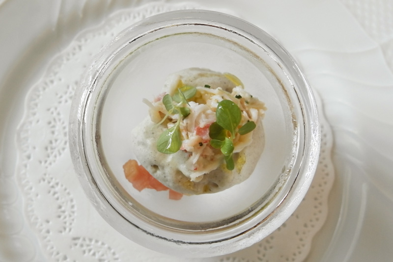 たらば蟹とマリネした北海道産メークイン、焼きナスのムースリーヌ