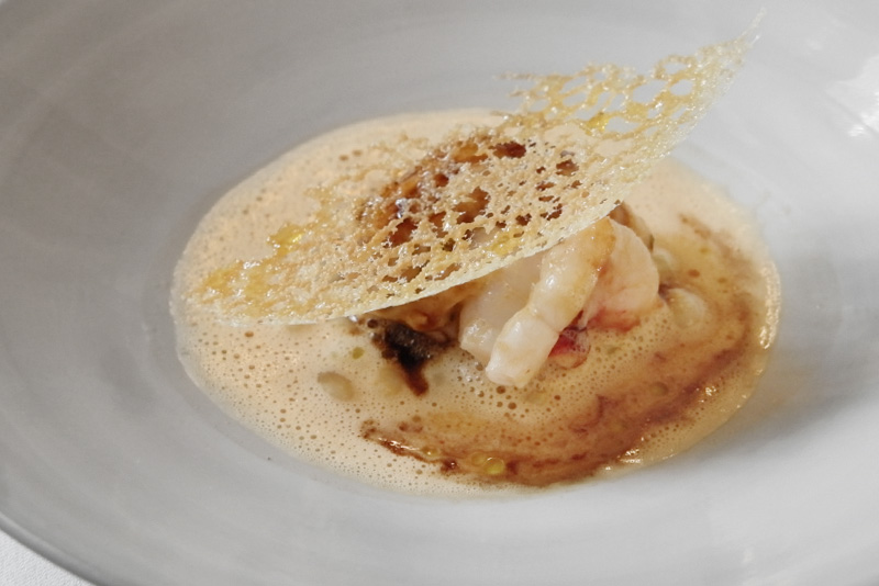 オマールブルーのポワレ、長崎産ヤリイカとクリュスタッセの香り、ソース ヴァンルージュ