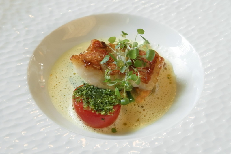 長崎より直送カサゴのポワレ、サフラン香る宮城県石巻産ムール貝のマリニエール