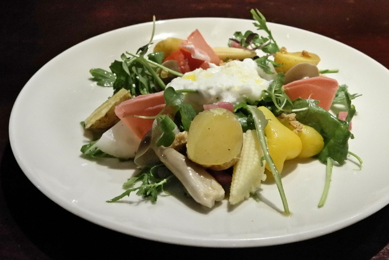 群馬県吾妻郡嬬恋村カルチベートのサラダ、ブッラータチーズ